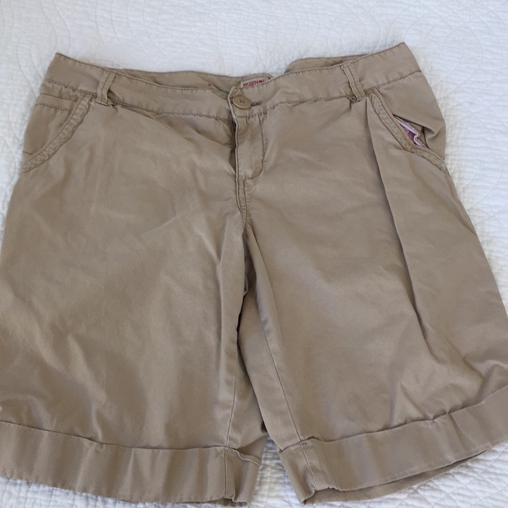 Woman’s cuffed khaki shorts